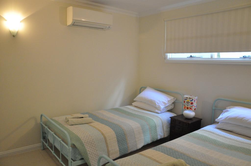 Modern 3 Bedroom Apartment In Traditional Queenslander , Patio, Leafy Yard, Pool Brisbane Buitenkant foto