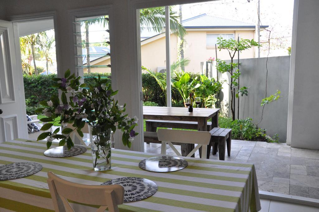 Modern 3 Bedroom Apartment In Traditional Queenslander , Patio, Leafy Yard, Pool Brisbane Buitenkant foto